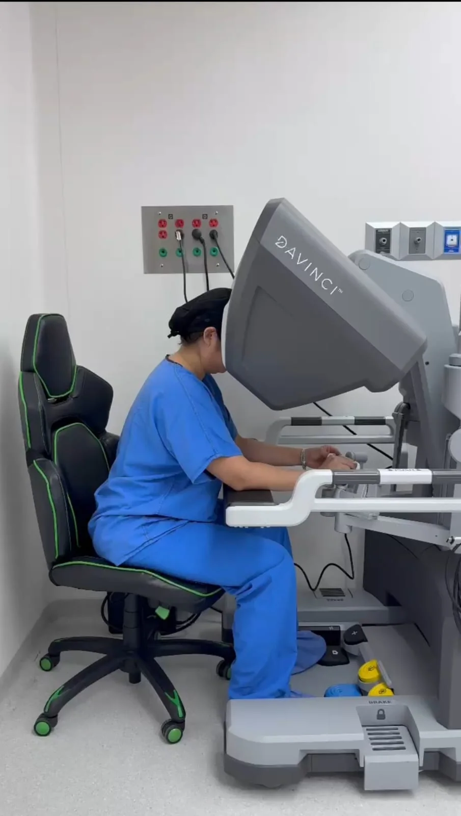Dra. Dulce María Ocampo operando el sistema de cirugía robótica da Vinci de alta precisión en ENDOROBOTICS, León, Guanajuato